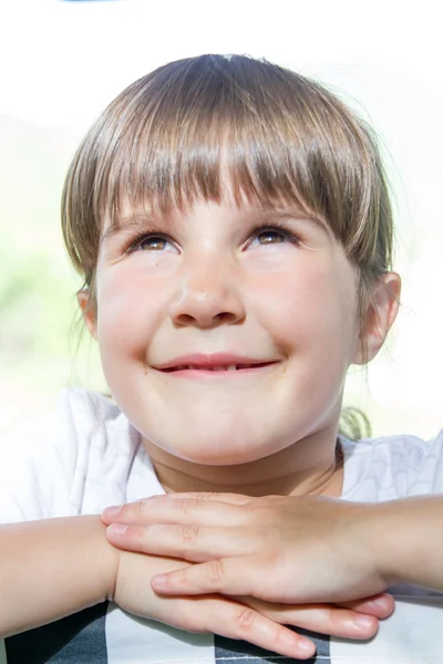 Adorable retrato de niña al aire libre —  Fotos de Stock