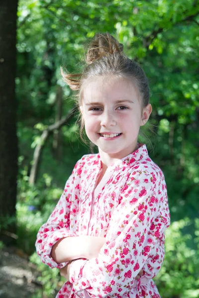 Šťastné malé děvče portrét v lese — Stock fotografie
