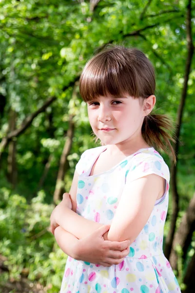 フォレスト内の幸せの小さなな少女の肖像画 — ストック写真