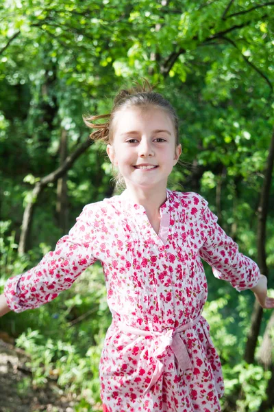 Gelukkig weinig meisje portret in bos — Stockfoto