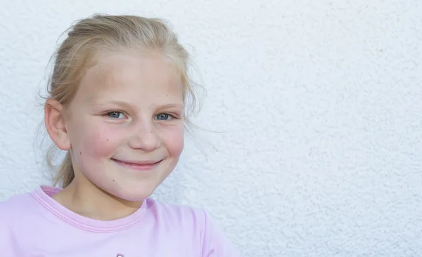 Pretty little girl outdoor portrait — Stock Photo, Image