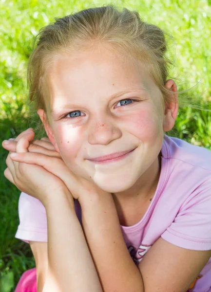 Mooi klein meisje buiten portret — Stockfoto