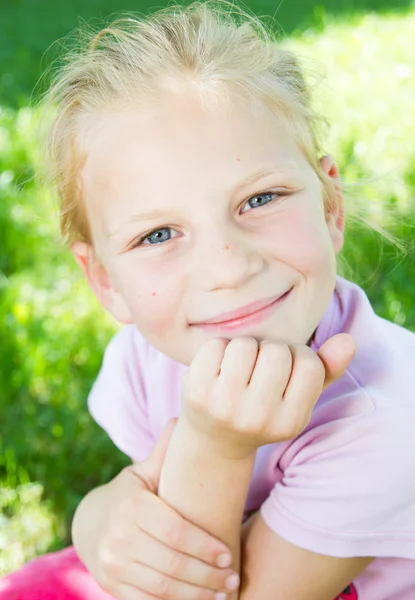 Sevimli küçük kız açık dikey — Stok fotoğraf