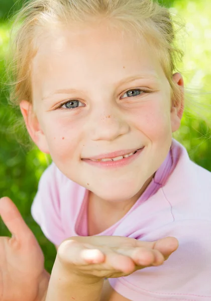 Красивая маленькая девочка открытый портрет — стоковое фото