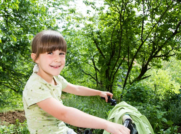 漂亮的小女孩骑着自行车 — 图库照片