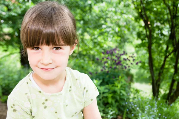Mooi klein meisje buiten portret — Stockfoto