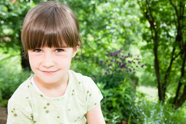 Söt liten flicka utomhus porträtt — Stockfoto