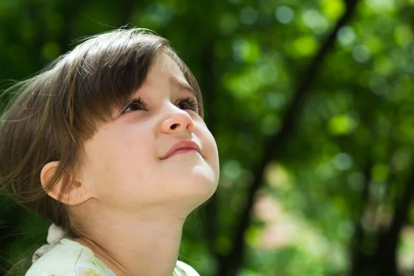 Jolie petite fille regardant vers le haut - photo extérieure — Photo