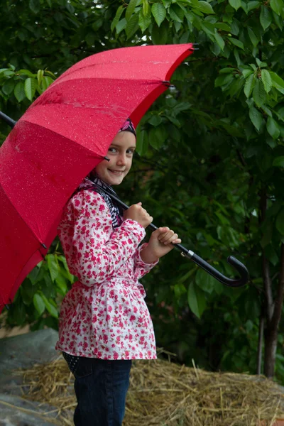 Pequena menina muçulmana com guarda-chuva — Fotografia de Stock