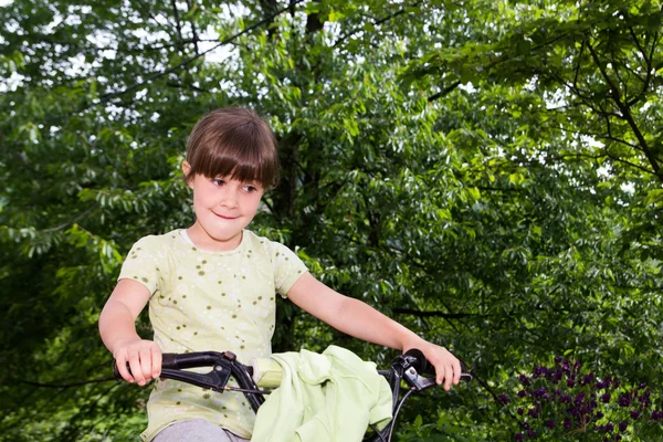 Schönes kleines Mädchen auf einem Fahrrad Stockbild
