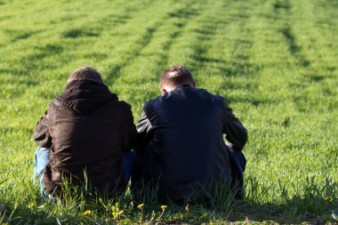 iki çocuk oturma birlikte - geri gelen fotoğraf