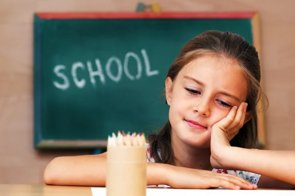 Skolflicka i clasroom - tillbaka till skolan — Stockfoto