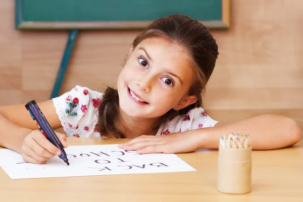 Skolflicka i clasroom - tillbaka till skolan — Stockfoto