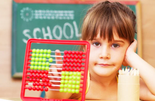 Skolflicka i clasroom - tillbaka till skolan — Stockfoto