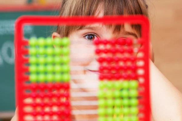 Skolflicka i clasroom - tillbaka till skolan — Stockfoto