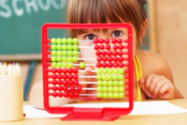 Skolflicka i clasroom - tillbaka till skolan — Stockfoto