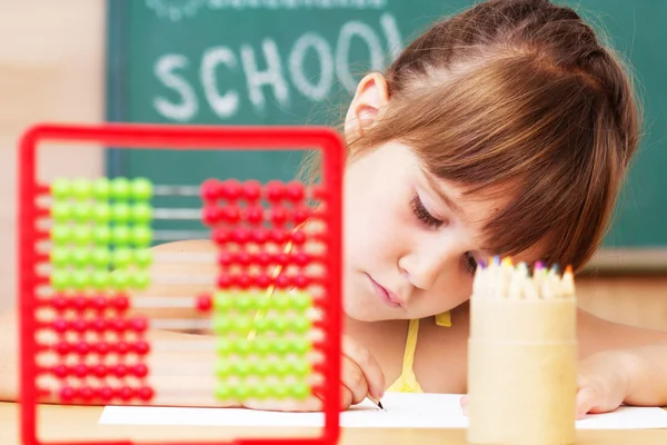 Skolflicka i clasroom - tillbaka till skolan — Stockfoto