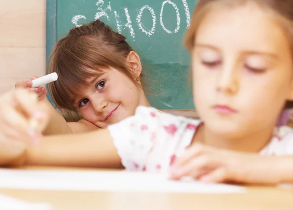 Školačka v clasroom - zpátky do školy — Stock fotografie