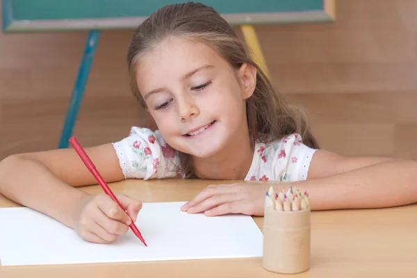 Skolflicka i clasroom - tillbaka till skolan — Stockfoto