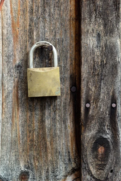 Vieille porte fermée avec un cadenas — Photo