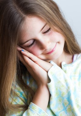 uzun saçlı sevimli küçük kız