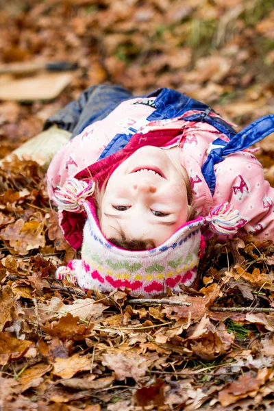 Un retrato de cerca de una niña en otoño — Foto de Stock