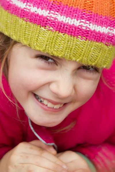 Een close-up portret van een klein meisje in de herfst — Stockfoto