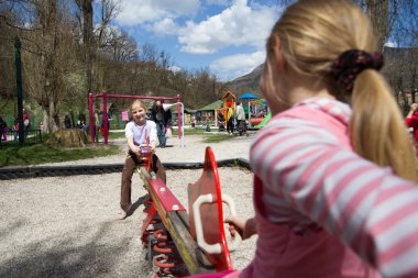 Çocuklar eğleniyor.