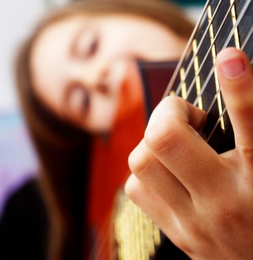 küçük kız bir gitar çalmaya