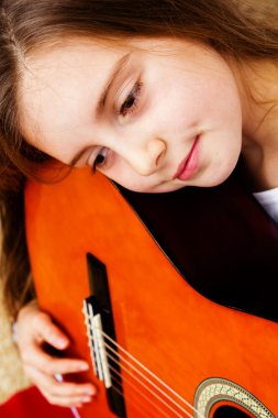 küçük kız bir gitar çalmaya