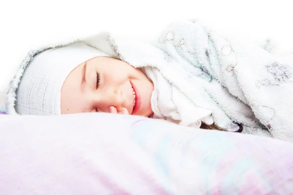 La niña tiene fiebre. Acostado en la cama — Foto de Stock