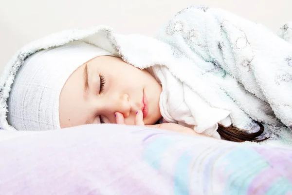 La niña tiene fiebre. Acostado en la cama — Foto de Stock