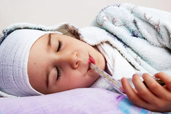 La bambina ha la febbre. Posa a letto — Foto Stock