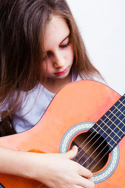 küçük kız bir gitar çalmaya