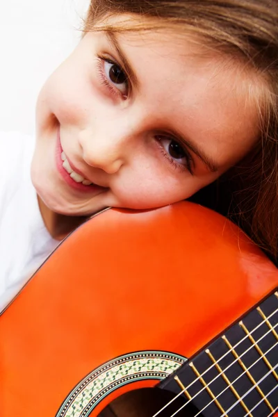 Kleines Mädchen spielt eine Gitarre — Stockfoto