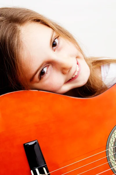 Kleines Mädchen spielt eine Gitarre — Stockfoto