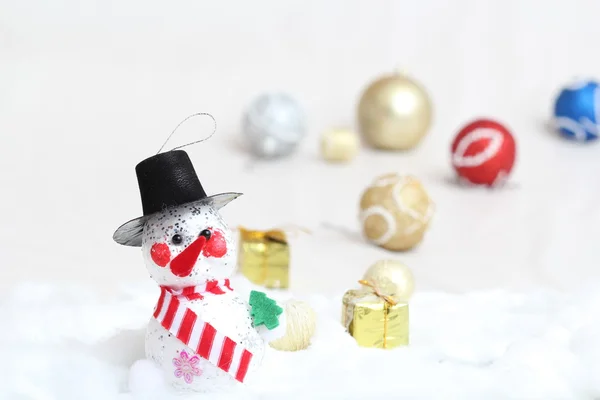 Bonhomme de neige et coffrets cadeaux — Photo