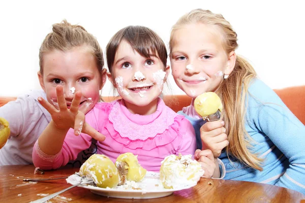 Groep kinderen eten taart samen en glimlachen — Stockfoto