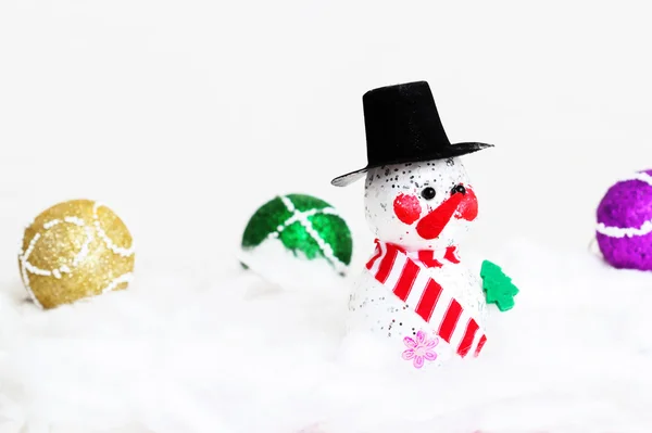 Снеговик и подарочные коробки — стоковое фото