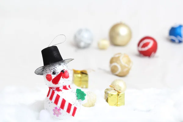 Snowman dan kotak hadiah — Stok Foto