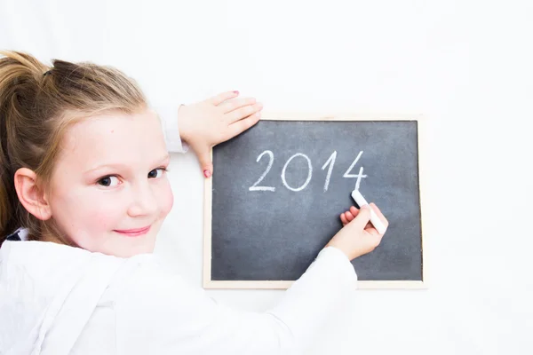 Küçük kız 2014 mutlu yeni yıl harflerle tahta tutma — Stok fotoğraf