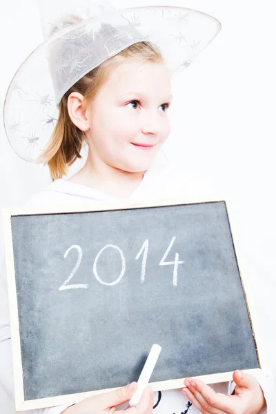 Ragazzina in possesso di bordo con lettere 2014. Felice anno nuovo — Foto Stock