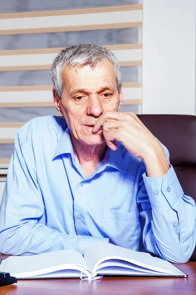 Mature Businessman has a problem at his work — Stock Photo, Image
