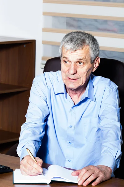 Senior-Geschäftsmann arbeitet im Büro — Stockfoto