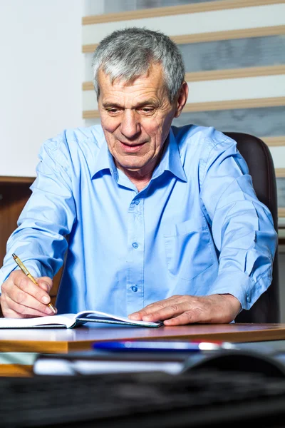 Empresario sénior trabajando en el cargo — Foto de Stock