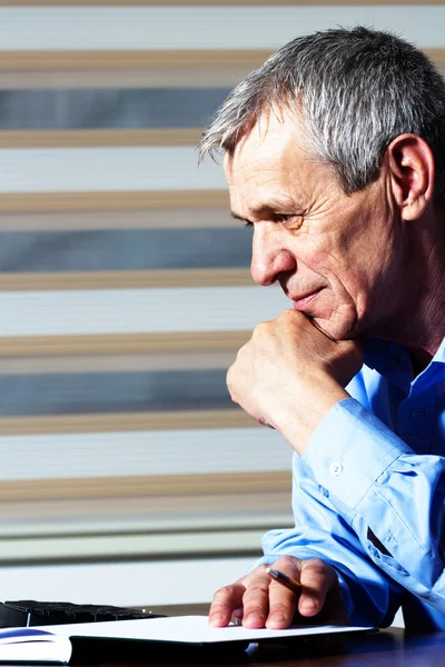 Senior-Geschäftsmann arbeitet im Büro — Stockfoto