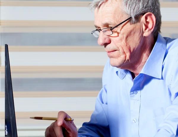 Senior-Geschäftsmann arbeitet im Büro — Stockfoto