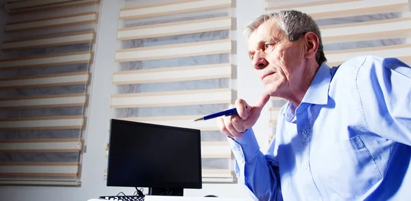 Porträt eines selbstbewussten Geschäftsmannes — Stockfoto