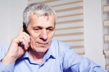 ofisinde telefonunuzu kullanarak bir üst düzey işadamı