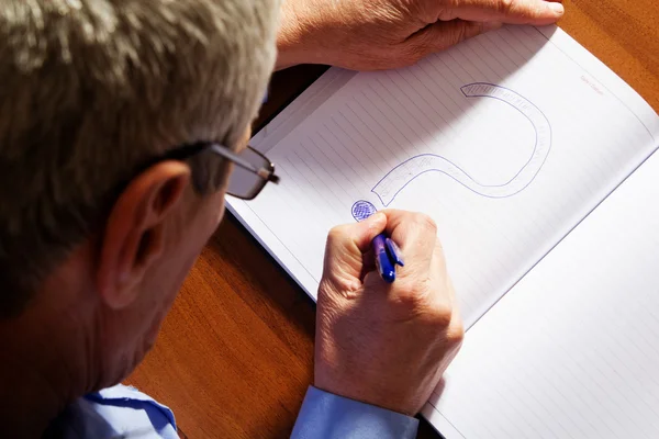 Olgun adam sorun hakkında düşünme Üstten Görünüm